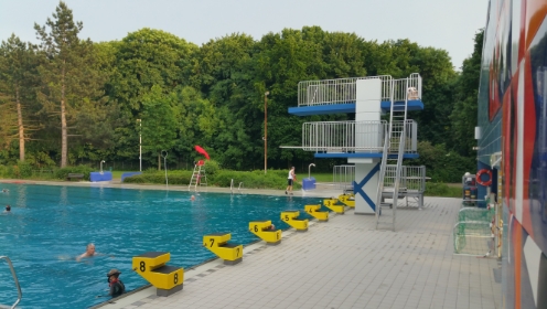 Allwetterbad Walsum mit geöffnetem Dach